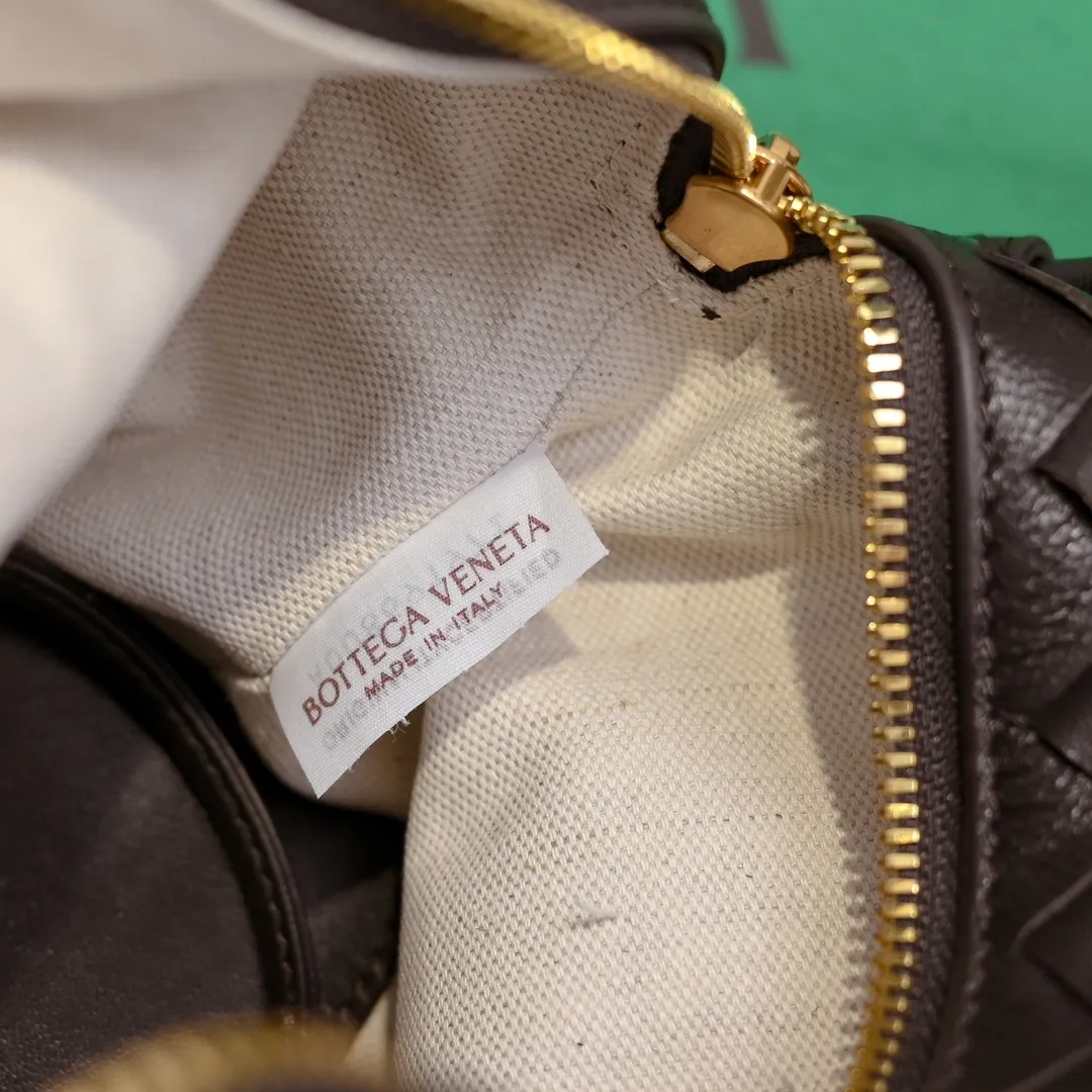 Batch 1360 BOTTEGA VENETA 2024 new loop is here! ! Many girls who like BV have owned the Loop bag. It has a simple appearance, classic weaving, and a compact and lightweight bag shape. This innovation continues the "camera bag" shape. Unlike the traditional Loop bag, which can only be worn as a crossbody bag, this innovation It can be carried by hand or cross-body, satisfying both the concave shape and daily needs. The oversized buckle can be folded and used as a handle. The sultry heat in summer ☀️ usually reduces people's desires. Having a lightweight bag will greatly enhance the happiness of traveling🫧 Style number: 6615 Size: 19*12*9cm